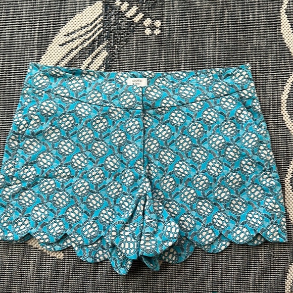 Crown & Ivy Short with Turtle Print Scalloped Hem Size 8 Like NEW condition - Picture 1 of 4